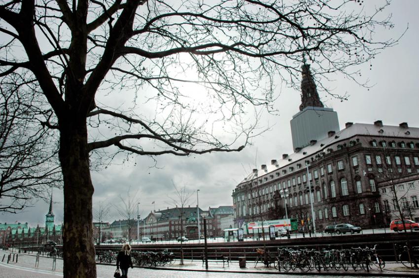 Christiansborg abriga simultaneamente os tres poderes - Foto: Al Bundy (LicenÃ§a-cc-by-sa-3.0)
