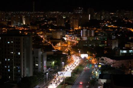 Uma das avenidas da cidade à noite - Foto: Leodower (Licença-cc-by-sa-3.0)