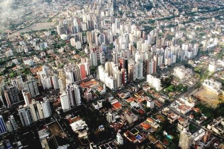 Imagem aérea da região central da cidade - Foto: Francisco Anzola (Licença-cc-by-sa-2.0)