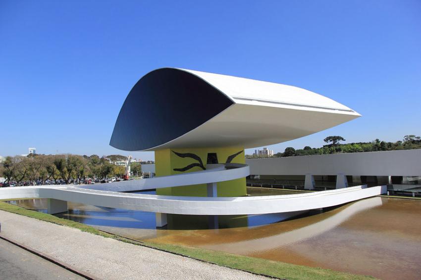 Museu Oscar Niemeyer - Foto: Halley Pacheco de Oliveira (Licença-cc-by-sa-3.0)