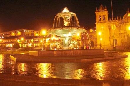 Praça das Armas à noite - Foto: Slexson Scheppa Peisino (Dominio publico)