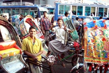 Os ciclo-riquixas e seus drivers - Foto: Fionn Kidney (Licença-cc-by-sa-2-0)