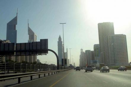 Sheikh Zayed Road - Foto: Andre Engels (Licença-cc-by-sa-2-0)