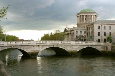 Four Courts (às margens do Liffey River) - Foto: Pd Photo (Licença-Dominio publico)