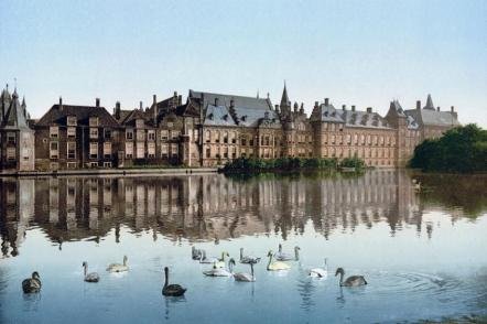 Lange Vijverberg (lagoa situada na área central de Haia) - Foto: (Licença-Dominio publico) Lange Vijverberg (lagoa situada na área central de Haia) - Foto: (Licença-Dominio publico)