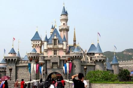 Parque temático Hong Kong Disneyland Resort - Foto: Fanghong (Licenca-cc-by-sa-3-0)