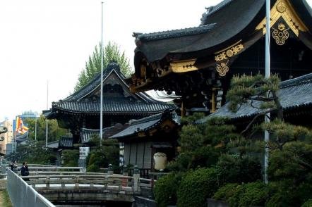 Portao principal do Nishi Honga Ji - Foto: Gakuro (Licenca-cc-by-sa-3-0)