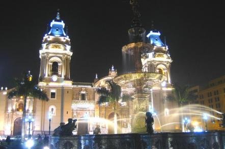 Catedral de Lima à noite - Foto: Micah Macallen (Licenca-cc-by-sa-2-0)