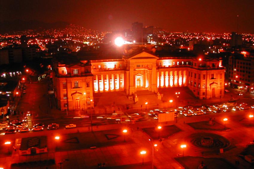 Palacio da Justiça à noite -  Foto: Edson Pedrassani (Licenca-cc-by-sa-2-0)