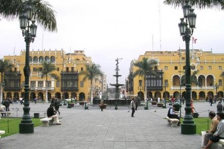 Praça das Armas - Foto: Dozenist (Licenca-cc-by-sa-3-0) Praça das Armas - Foto: Dozenist (Licenca-cc-by-sa-3-0)