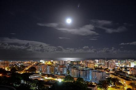 Noite de Lua cheia sobre a cidade de Maceió - Foto: Gustavo C Rocha (Licença-cc-by-3.0)