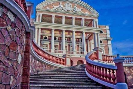 Teatro Amazonas (um dos luxuosos edifícios construídos com as fortunas da borracha - Foto: Lubasi (Licença-cc-by-2.0)