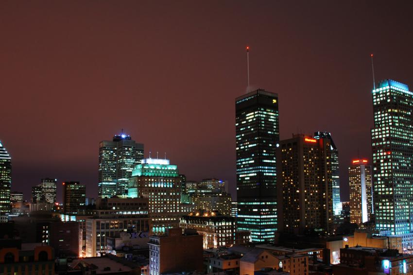 蒙特利尔市中心在晚上-图片：Powderruns