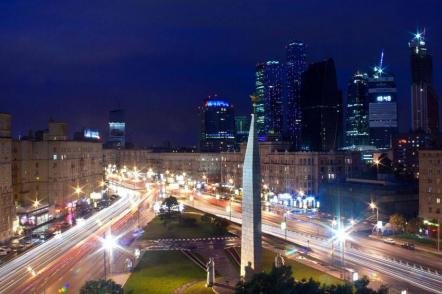 Avenida Kutuzov à noite - Foto: Wecameasromans (Licença-cc-by-sa-3-0)