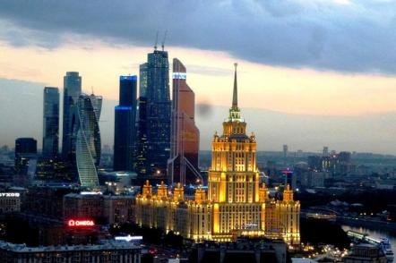 Centro financeiro da cidade ao anoitecer - Foto: Rudolfsimon (Licença-cc-by-sa-3-0)