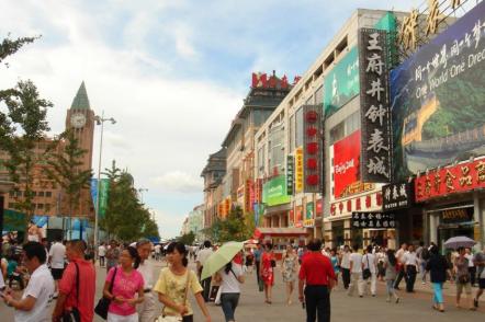 Rua Wangfujing, uma das mais movimentadas - Foto: Nggsc (Licenca-cc-by-sa-3-0)