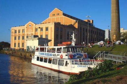 Barco para passeio pelo Guaíba - Foto: Tetraktys (Licença-cc-by-sa-3.0)
