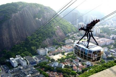 Bondinho descendo o Morro da Urca - Foto: Arthur Jacob - (Licença cc-by-sa-3.0)
