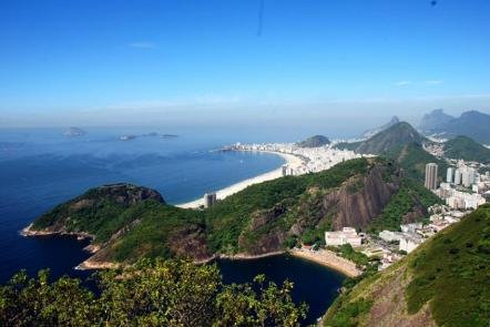 Panorâmica da Praia de Copacabana vista do Morro da Urca - Foto: Ik S World Trip - (Licença cc-by-sa-2.0)