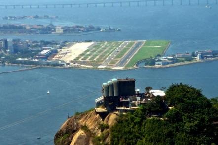 Vista aérea do aeroporto Santos Dumont e Pão de Açucar - Foto: Mario Roberto Duran Ortiz - (Licença cc-by-sa-3.0)
