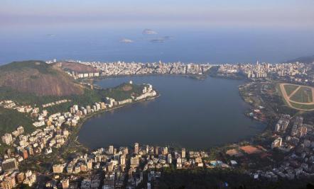 Vista aérea da Lagoa Rodrigo de Freitas - Foto: Chensiyuan - (Licença Gfdl)