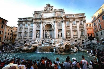 Turistas na Fontana Di Trevi - Foto: Bodow (Licença-cc-by-sa-3.0)