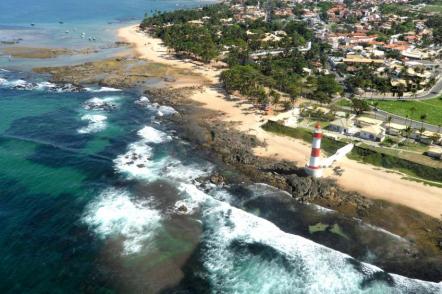Aérea do Farol de Itapoan - Foto: Andreia Brandão - Setur-Ba (Licença-cc-by-sa-3.0)
