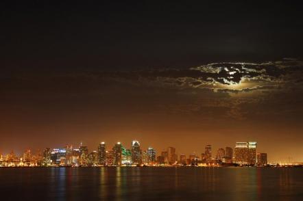 Centro financeiro de San Diego à noite - Foto: Rufustelestrat