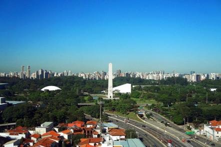 Parque Ibirapuera com o Obelisco e a cidade ao fundo - Foto: Alexandre Giesbrecht (Licença-cc-by-sa-2.0)
