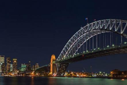 A Baía de Sydney à noite com ponte e a Ópera de Sidney - Foto: Hpeterswald (Licença-cc-by-sa-3.0)