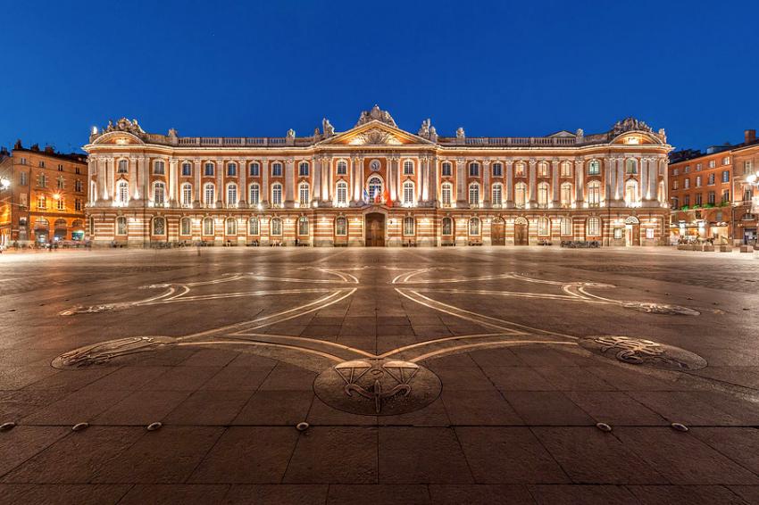 Praça du Capitole no crepúsculo - Foto: Benh Lieu Song (Licença-cc-by-sa-3.0)