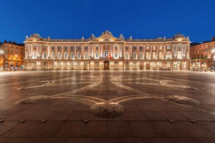 Praça du Capitole no crepúsculo - Foto: Benh Lieu Song (Licença-cc-by-sa-3.0)