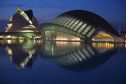 O Hemisferic (cinema 3D à noite) - Foto: Chosovi (Licença-cc-by-sa-2.5)