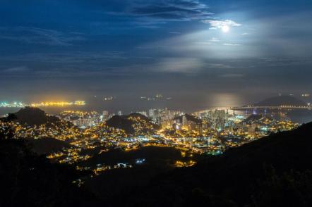 Vista noturna do mirante do Parque da Fonte Grande - Foto: Danilo da Castro (Licença-cc-by-sa-3.0)