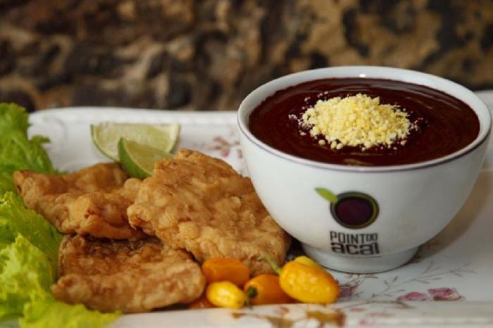 Peixe frito com Acaí em Belém do Pará - Foto: Oswaldo Forte