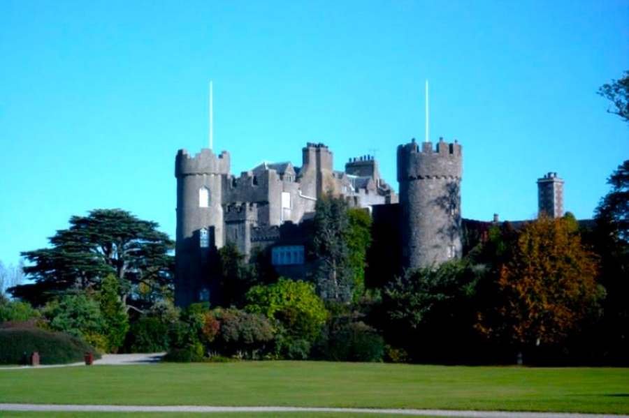 Irlanda - Dublin : Castelo Malahide em estilo medieval